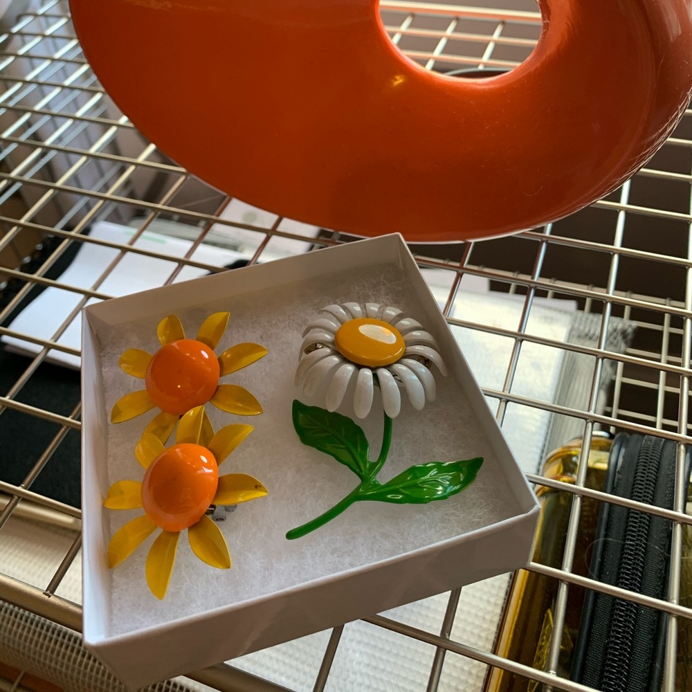 Vintage Daisy 60s clip on earring and pin set